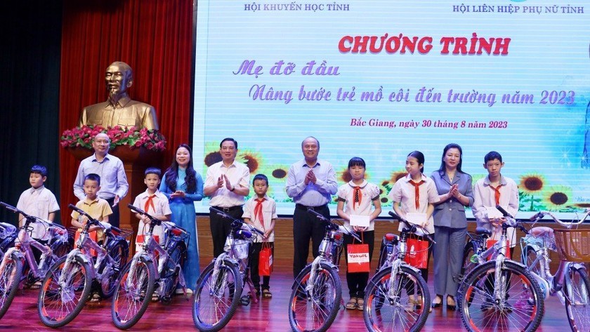 100 học sinh mồ côi, học giỏi của tỉnh Bắc Giang được tặng xe, học bổng trong dịp đầu năm học mới - Ảnh 1.