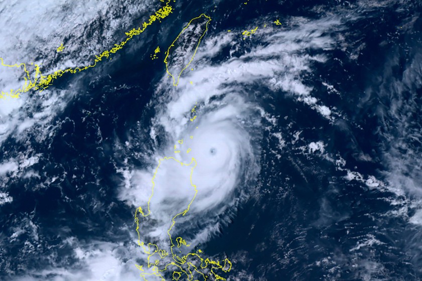 Siêu bão Saola hướng tới Hồng Kông và tỉnh Quảng Đông, Trung Quốc đưa ra cảnh báo bão cao nhất - Ảnh 1.