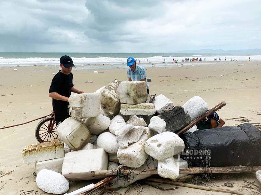 Quảng Ninh: 7km bờ biển Cô Tô bị phao xốp &quot;tấn công&quot; - Ảnh 5.