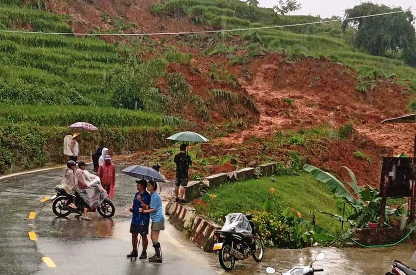 Lào Cai: Sạt lở lớn, gây ách tắc giao thông nhiều tuyến đường - Ảnh 1.