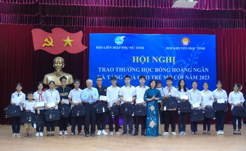Nam Định: Trao 162 suất học bổng Hoàng Ngân và quà tặng trẻ mồ côi - Ảnh 1.
