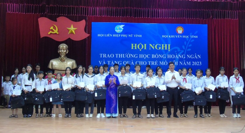 Nam Định: Trao 162 suất học bổng Hoàng Ngân và quà tặng trẻ mồ côi - Ảnh 2.
