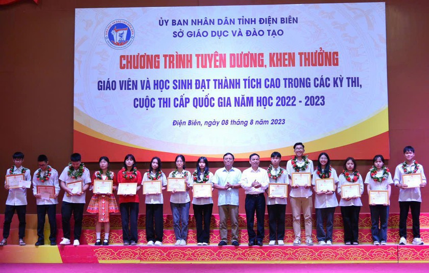 Điện Biên: Khen thưởng gần 100 học sinh và giáo viên có học sinh đạt giải quốc gia - Ảnh 2.