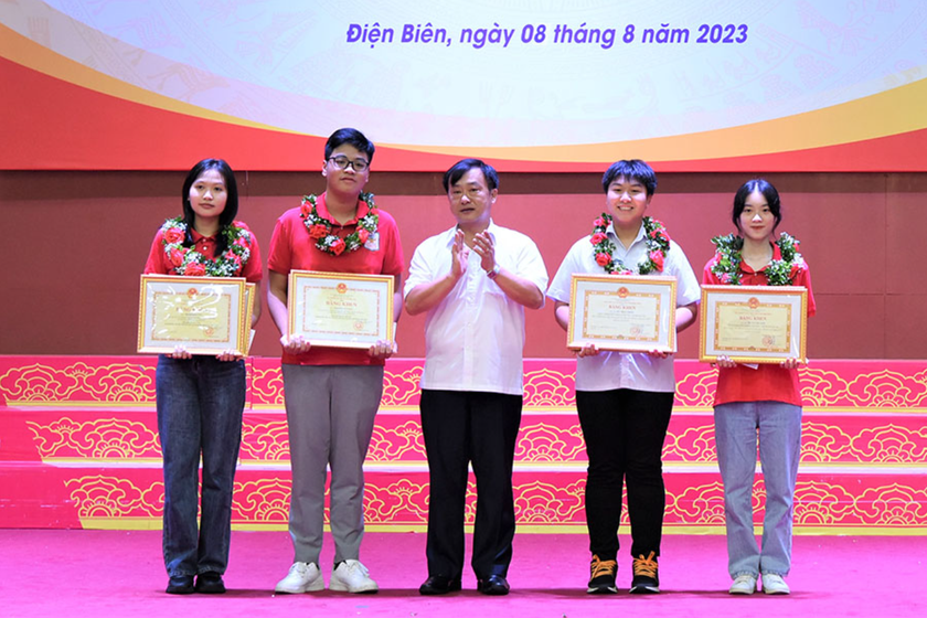 Hội Khuyến học tỉnh Điện Biên: Khen thưởng gần 100 học sinh và giáo viên có học sinh đạt giải quốc gia - Ảnh 1.