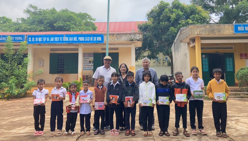Đắk Lắk: Trao quà và học bổng tặng 12 học sinh hoàn cảnh đặc biệt khó khăn nhân dịp năm học mới - Ảnh 1.