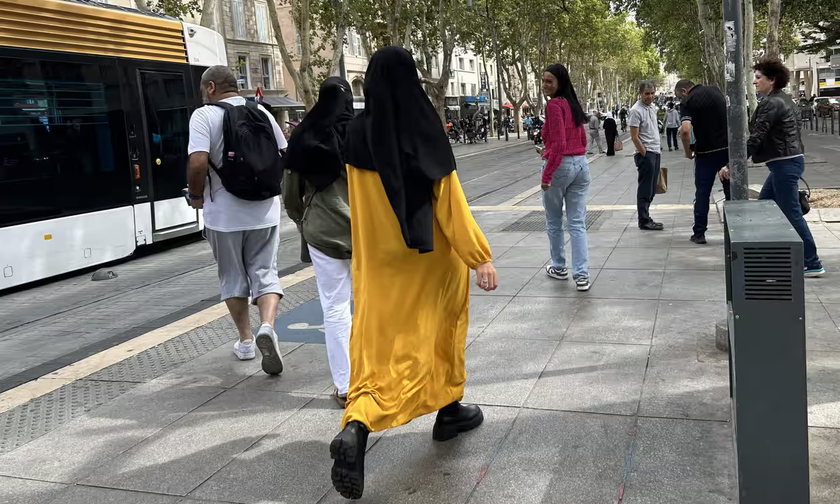 Mặc trang phục Hồi giáo abaya, hàng chục nữ sinh Pháp bị cấm vào trường - Ảnh 1.