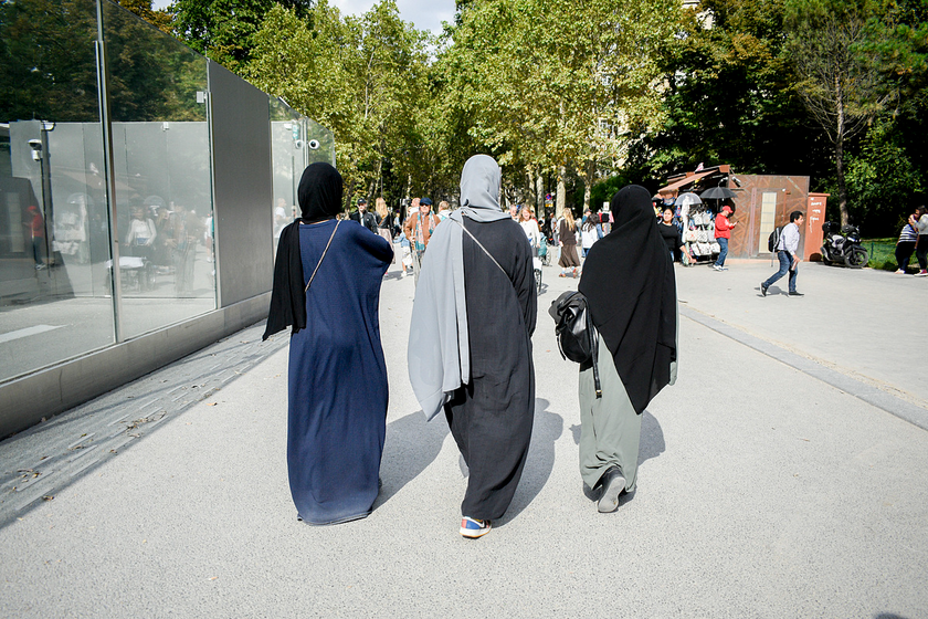 Mặc trang phục Hồi giáo abaya, hàng chục nữ sinh Pháp bị cấm vào trường - Ảnh 3.