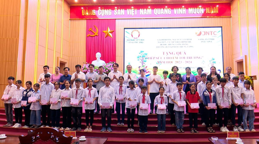 Phú Thọ: Hơn 1 tỉ đồng quà tặng &quot;Tiếp sức cho em tới trường&quot; tặng học sinh huyện Phù Ninh và Đoan Hùng - Ảnh 1.