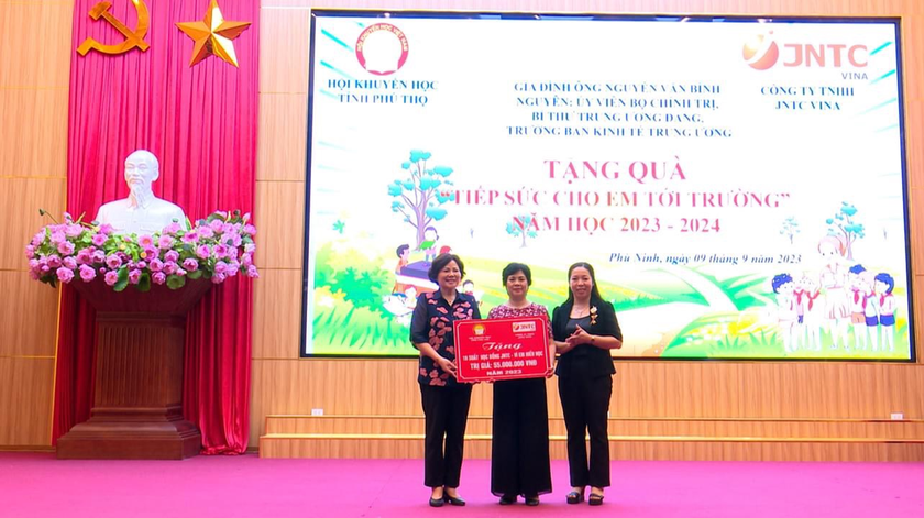 Phú Thọ: Hơn 1 tỉ đồng quà tặng &quot;Tiếp sức cho em tới trường&quot; tặng học sinh huyện Phù Ninh và Đoan Hùng - Ảnh 2.