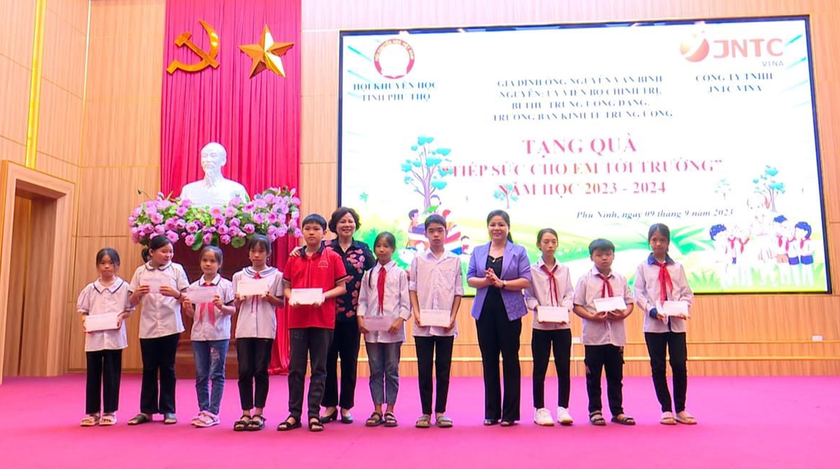 Phú Thọ: Hơn 1 tỉ đồng quà tặng &quot;Tiếp sức cho em tới trường&quot; tặng học sinh huyện Phù Ninh và Đoan Hùng - Ảnh 3.