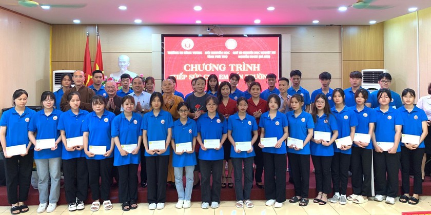 Phú Thọ: Trao 130 triệu đồng khen thưởng học sinh, giáo viên có học sinh đoạt giải Olympic quốc tế và khu vực - Ảnh 4.