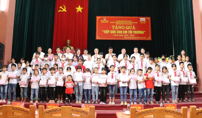 Phú Thọ: Hơn 1 tỉ đồng quà tặng &quot;Tiếp sức cho em tới trường&quot; tặng học sinh huyện Phù Ninh và Đoan Hùng - Ảnh 4.