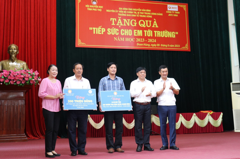Phú Thọ: Hơn 1 tỉ đồng quà tặng &quot;Tiếp sức cho em tới trường&quot; tặng học sinh huyện Phù Ninh và Đoan Hùng - Ảnh 5.