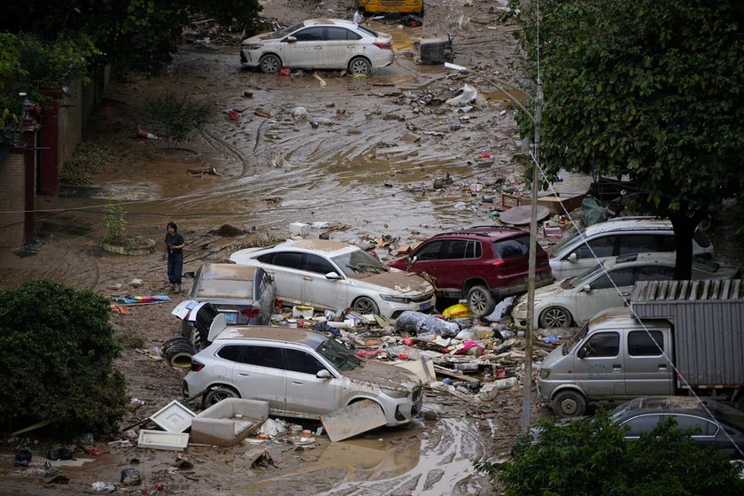 Miền nam Trung Quốc tiếp tục chìm trong mưa lũ  - Ảnh 1.