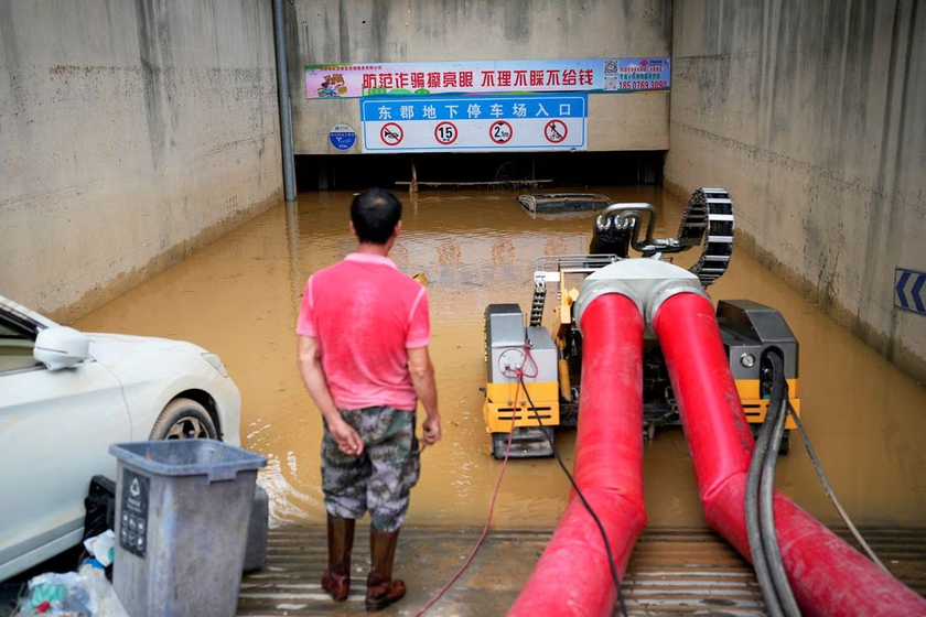 Miền nam Trung Quốc tiếp tục chìm trong mưa lũ  - Ảnh 2.