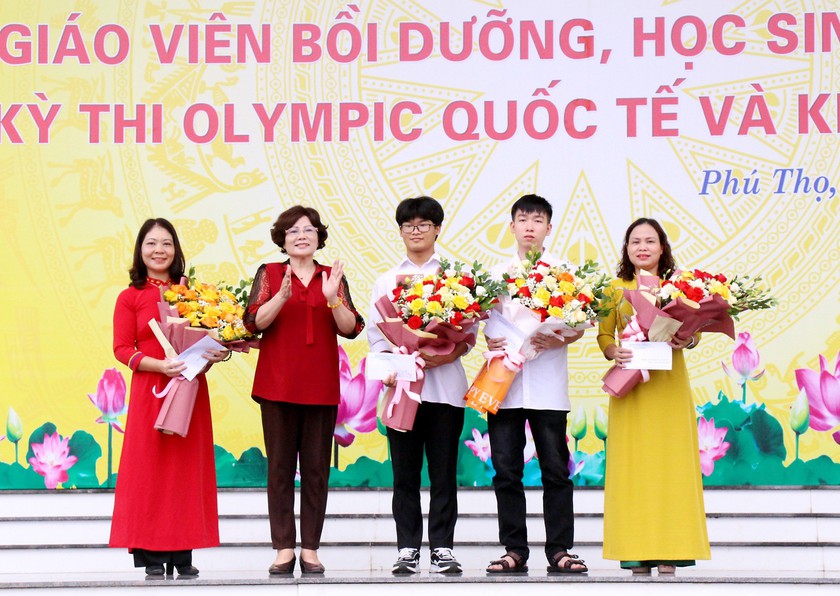 Hội Khuyến học tỉnh Phú Thọ: Trao 130 triệu đồng khen thưởng học sinh, giáo viên có học sinh đoạt giải Olympic quốc tế và khu vực - Ảnh 1.
