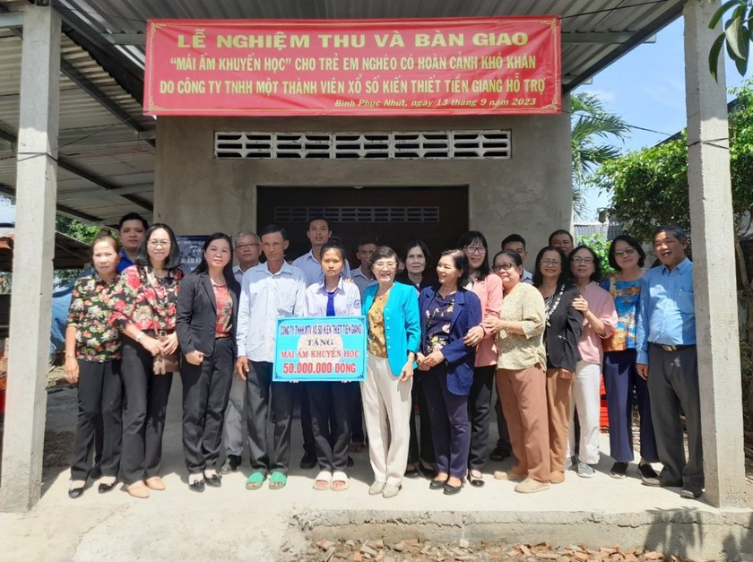 Tiền Giang: Trao &quot;Mái ấm khuyến học&quot; tặng học sinh có hoàn cảnh đặc biệt khó khăn - Ảnh 1.