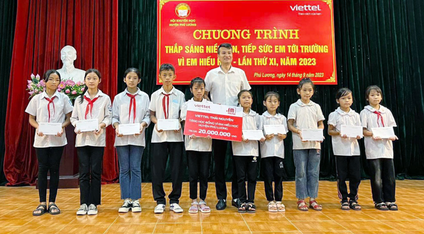 Thái Nguyên: Trao 115 triệu đồng học bổng tặng học sinh hoàn cảnh khó khăn - Ảnh 1.