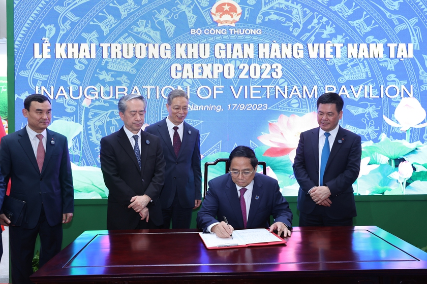 Thủ tướng Phạm Minh Chính: Mong muốn Việt Nam trở thành điểm trung chuyển hàng hóa giữa ASEAN và Trung Quốc - Ảnh 8.