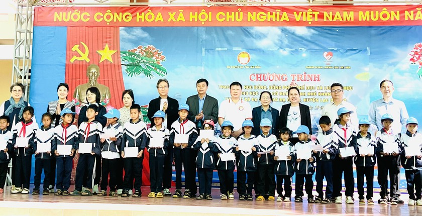 Lâm Đồng: Trao 118 triệu đồng học bổng và quà tặng học sinh hoàn cảnh khó khăn tại huyện Lạc Dương - Ảnh 2.