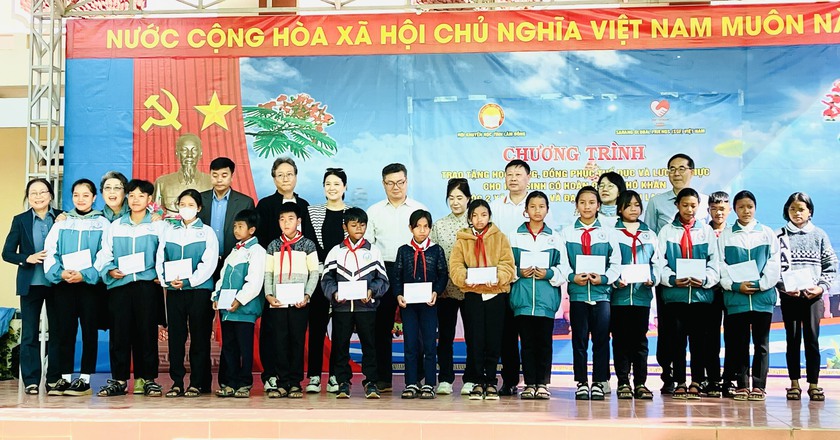 Hội Khuyến học tỉnh Lâm Đồng: Trao 118 triệu đồng học bổng và quà tặng học sinh hoàn cảnh khó khăn tại huyện Lạc Dương - Ảnh 1.