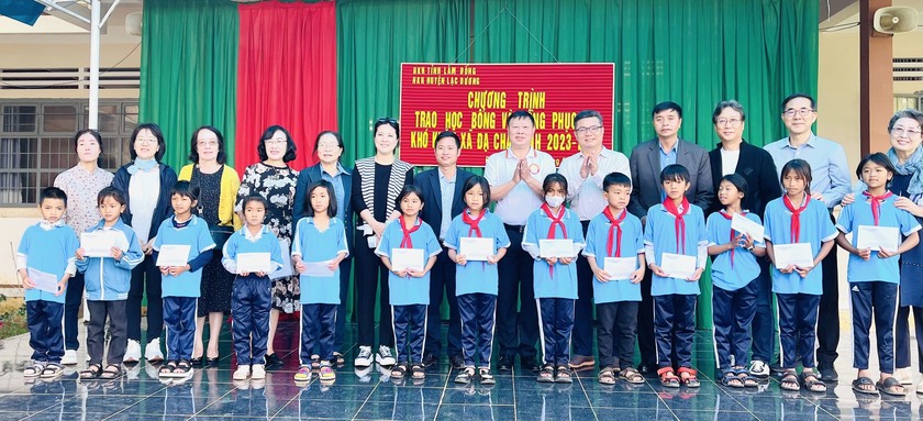 Lâm Đồng: Trao 118 triệu đồng học bổng và quà tặng học sinh hoàn cảnh khó khăn tại huyện Lạc Dương - Ảnh 4.