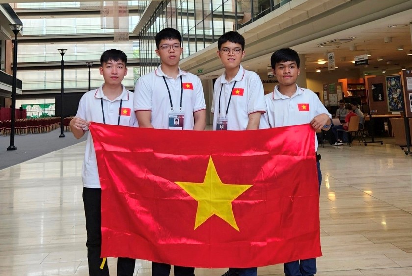 4 học sinh Đội tuyển Việt Nam tham dự Olympic Tin học quốc tế năm 2023 đều đoạt huy chương. Ảnh: Bộ Giáo dục và Đào tạo