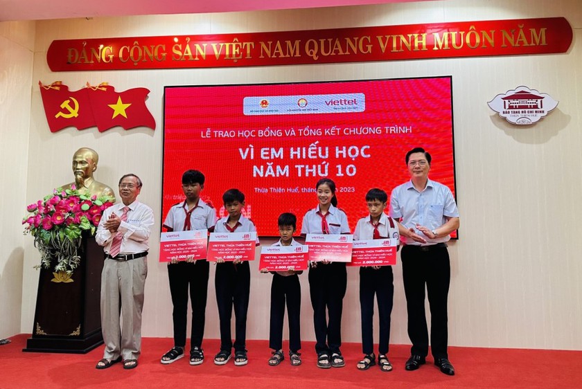 840 triệu đồng học bổng &quot;Vì em hiếu học&quot; tặng học sinh hoàn cảnh khó khăn tại tỉnh Thừa Thiên Huế - Ảnh 2.