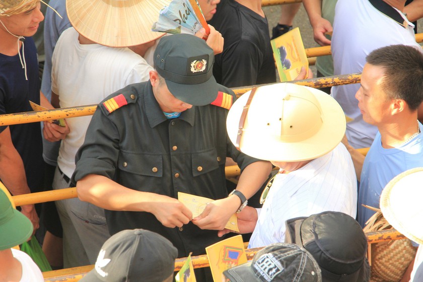 Hải Phòng: Bất chấp nắng nóng, hàng nghìn người đổ về Đồ Sơn xem 16 ông trâu thi đấu - Ảnh 5.