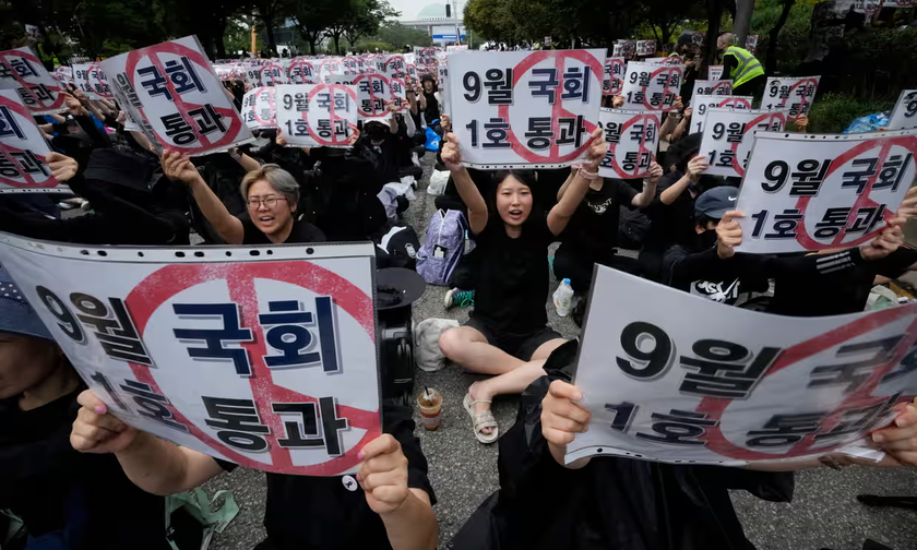 Sau làn sóng biểu tình, Hàn Quốc thông qua luật bảo vệ quyền lợi cho giáo viên - Ảnh 1.