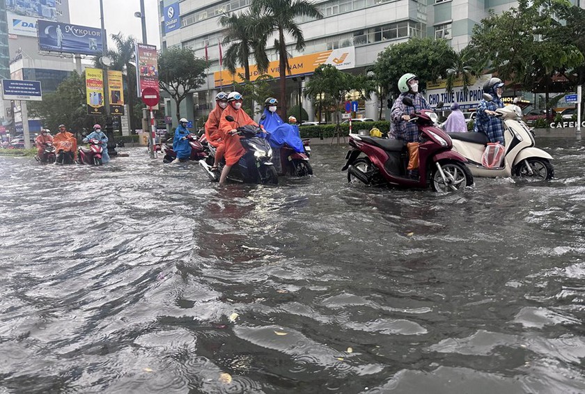 Ảnh hưởng của áp thấp nhiệt đới, nhiều nơi ở Trung Bộ đã có mưa rất to - Ảnh 4.