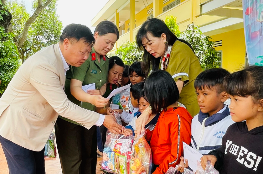 Lâm Đồng: Vui Tết Trung thu với học sinh hoàn cảnh khó khăn tại huyện Đam Rông - Ảnh 1.