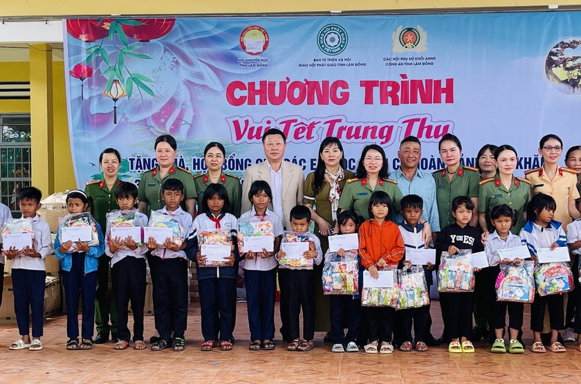 Lâm Đồng: Vui Tết Trung thu với học sinh hoàn cảnh khó khăn tại huyện Đam Rông - Ảnh 2.