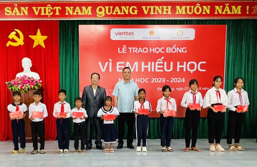 Lâm Đồng: Trao 100 triệu đồng học bổng &quot;Vì em hiếu học&quot; tặng học sinh có hoàn cảnh khó khăn - Ảnh 2.
