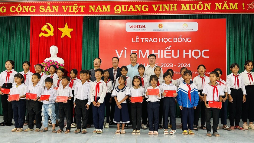 Lâm Đồng: Trao 100 triệu đồng học bổng &quot;Vì em hiếu học&quot; tặng học sinh có hoàn cảnh khó khăn - Ảnh 3.