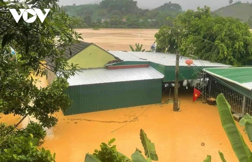 Vẫn còn hơn 1.000 nhà dân bị ngập, cô lập do mưa lớn - Ảnh 1.