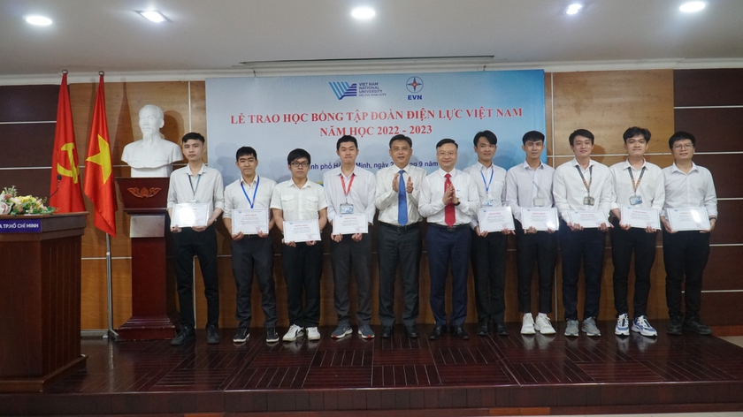 EVN trao học bổng cho sinh viên Đại học Quốc gia Thành phố Hồ Chí Minh - Ảnh 1.