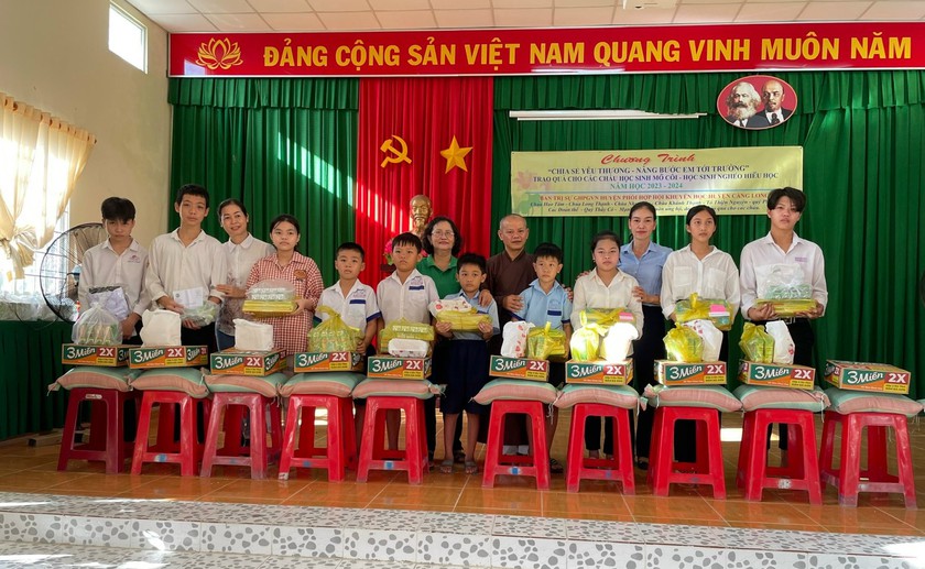 Trà Vinh: Hội Khuyến học huyện Càng Long giúp đỡ hàng trăm học sinh hoàn cảnh khó khăn thông qua mô hình 1+1 và 1+n - Ảnh 1.