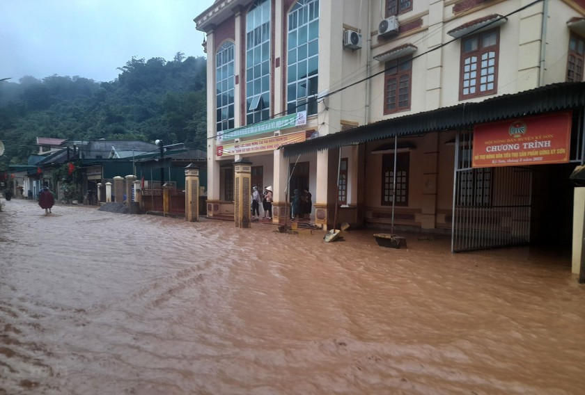 Thông tin mới nhất về thiệt hại do mưa lớn ở các tỉnh Trung Bộ, Tây Bắc Bộ - Ảnh 1.