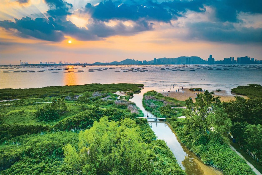 Thăm làng chài cổ và chiêm ngưỡng khung cảnh hoàng hôn ngoạn mục ở đảo Lantau, Hồng Kông - Ảnh 1.