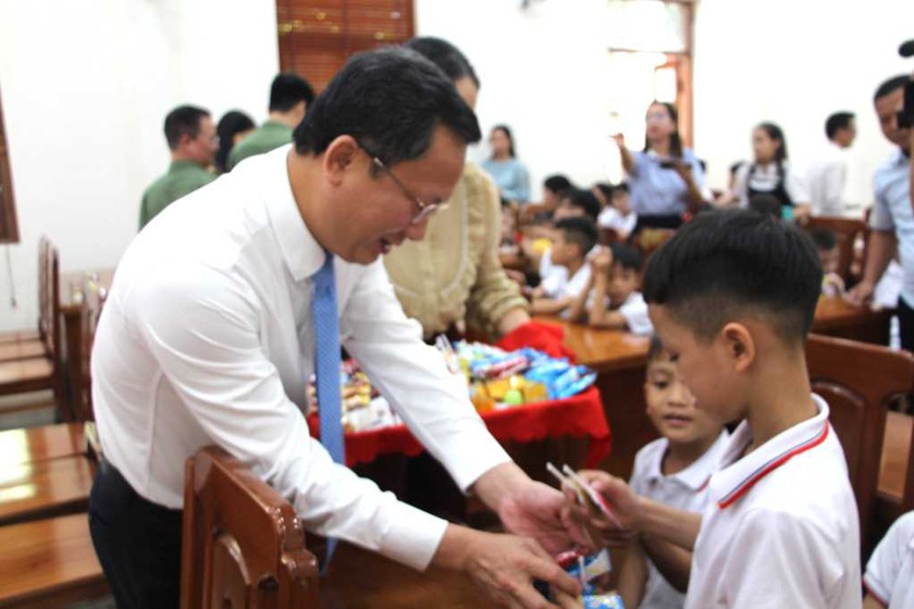 Quảng Ninh: Trung thu ấm áp của trẻ em có hoàn cảnh khó khăn đặc biệt - Ảnh 1.