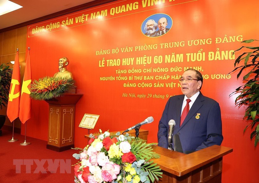 Trao Huy hiệu 60 năm tuổi Đảng tặng nguyên Tổng Bí thư Nông Đức Mạnh - Ảnh 5.