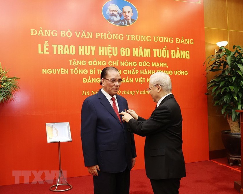 Trao Huy hiệu 60 năm tuổi Đảng tặng nguyên Tổng Bí thư Nông Đức Mạnh - Ảnh 4.