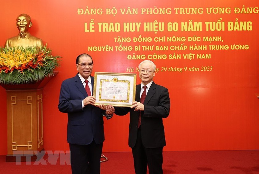 Trao Huy hiệu 60 năm tuổi Đảng tặng nguyên Tổng Bí thư Nông Đức Mạnh - Ảnh 1.
