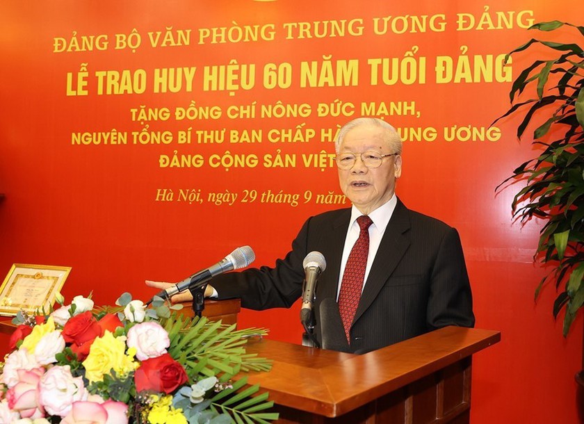 Trao Huy hiệu 60 năm tuổi Đảng tặng nguyên Tổng Bí thư Nông Đức Mạnh - Ảnh 3.