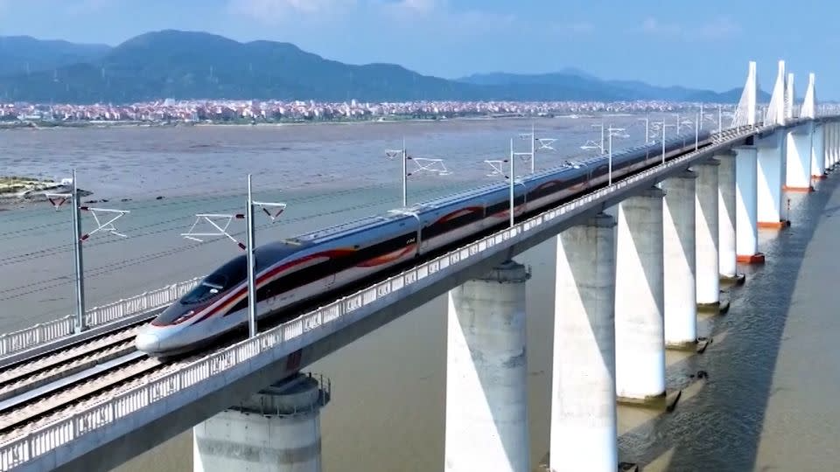 Trung Quốc khánh thành tuyến tàu cao tốc xuyên biển đầu tiên - Ảnh 1.