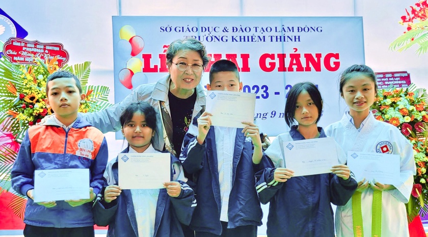 Hội Khuyến học tỉnh Lâm Đồng trao sách giáo khoa và học bổng tặng học sinh nhân dịp năm học mới- Ảnh 2.