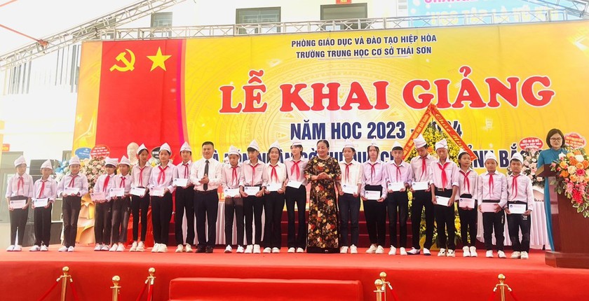 Hội Khuyến học tỉnh Bắc Giang trao 100 suất quà tặng học sinh vượt khó, hiếu học- Ảnh 1.