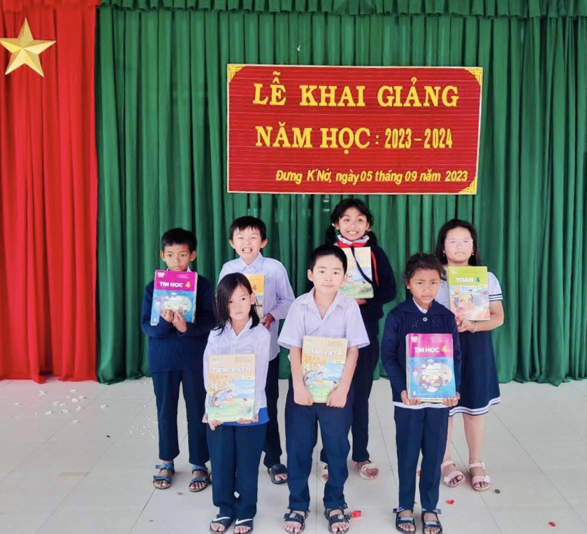 Hội Khuyến học tỉnh Lâm Đồng trao sách giáo khoa và học bổng tặng học sinh nhân dịp năm học mới- Ảnh 1.