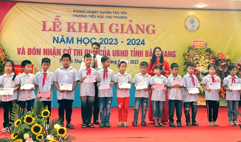 Hội Khuyến học tỉnh Bắc Giang trao 100 suất quà tặng học sinh vượt khó, hiếu học- Ảnh 2.